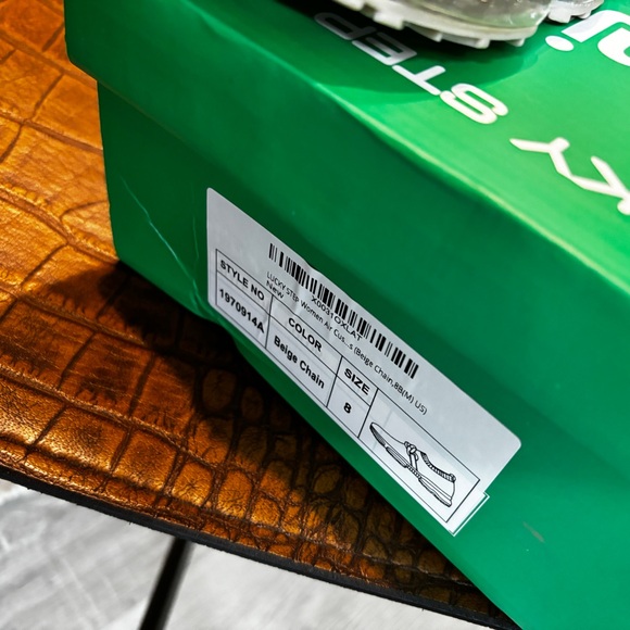 Lucky Step Beige Gold Chain Shoes NWT -- Size 8 - Picture 3 of 8